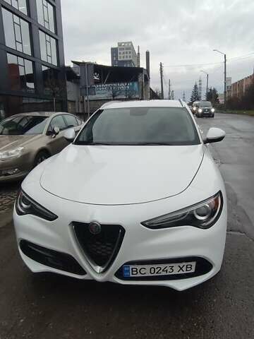 Белый Альфа Ромео Стелвио, объемом двигателя 2 л и пробегом 87 тыс. км за 21900 $, фото 2 на Automoto.ua