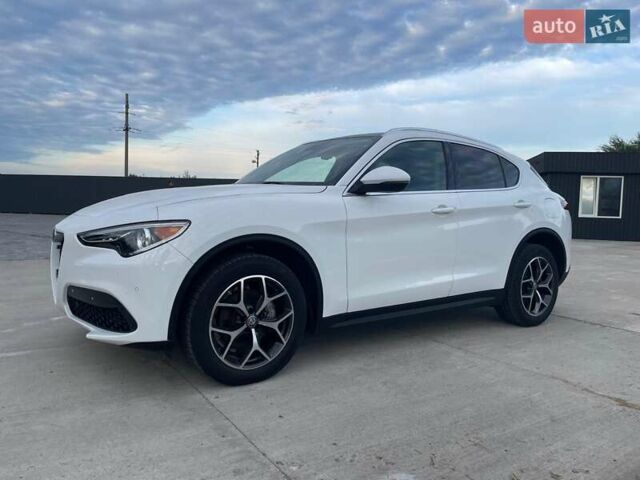 Білий Альфа Ромео Стелвіо, об'ємом двигуна 2 л та пробігом 99 тис. км за 21000 $, фото 2 на Automoto.ua