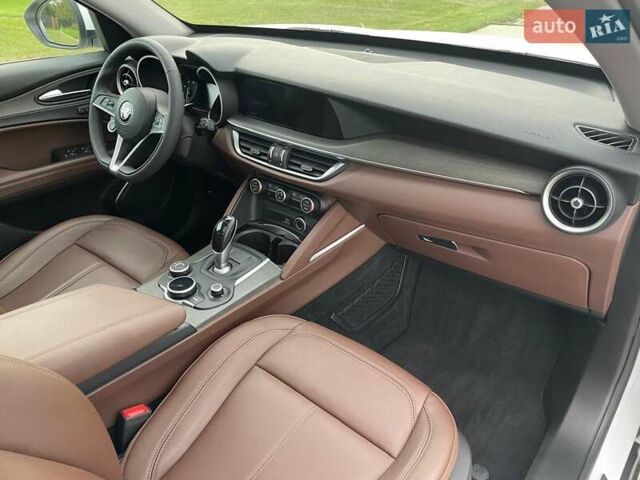 Білий Альфа Ромео Стелвіо, об'ємом двигуна 2 л та пробігом 99 тис. км за 21000 $, фото 9 на Automoto.ua