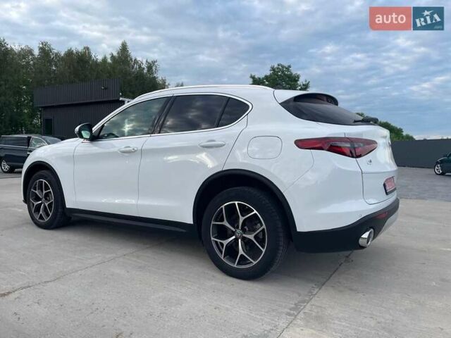 Білий Альфа Ромео Стелвіо, об'ємом двигуна 2 л та пробігом 99 тис. км за 21000 $, фото 7 на Automoto.ua