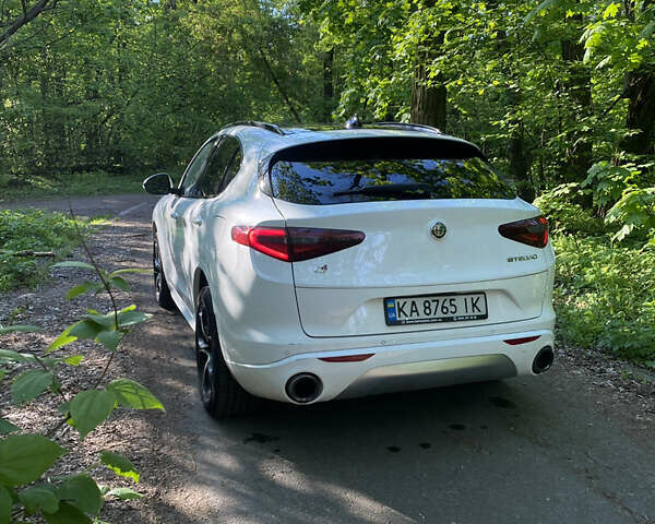 Білий Альфа Ромео Стелвіо, об'ємом двигуна 2 л та пробігом 15 тис. км за 25500 $, фото 3 на Automoto.ua