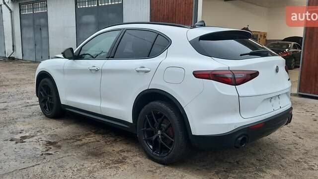 Белый Альфа Ромео Стелвио, объемом двигателя 2 л и пробегом 72 тыс. км за 13000 $, фото 2 на Automoto.ua