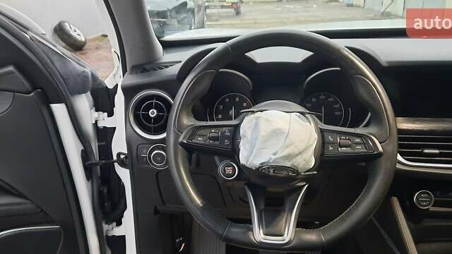 Белый Альфа Ромео Стелвио, объемом двигателя 2 л и пробегом 72 тыс. км за 13000 $, фото 31 на Automoto.ua