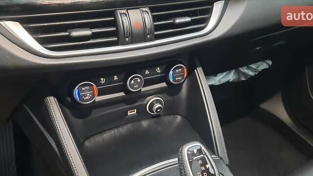 Белый Альфа Ромео Стелвио, объемом двигателя 2 л и пробегом 72 тыс. км за 13000 $, фото 36 на Automoto.ua