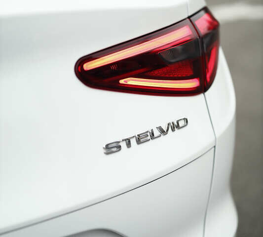 Белый Альфа Ромео Стелвио, объемом двигателя 2 л и пробегом 54 тыс. км за 30000 $, фото 4 на Automoto.ua