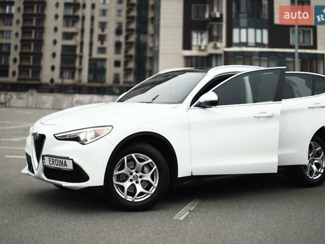 Белый Альфа Ромео Стелвио, объемом двигателя 2 л и пробегом 54 тыс. км за 30000 $, фото 6 на Automoto.ua