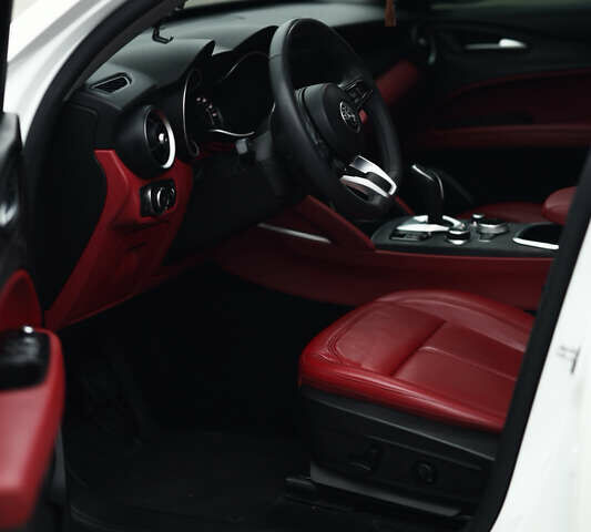 Белый Альфа Ромео Стелвио, объемом двигателя 2 л и пробегом 54 тыс. км за 30000 $, фото 10 на Automoto.ua