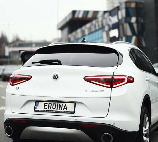 Белый Альфа Ромео Стелвио, объемом двигателя 2 л и пробегом 54 тыс. км за 30000 $, фото 2 на Automoto.ua