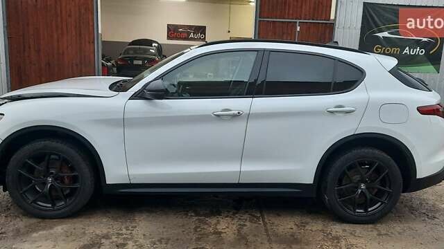 Белый Альфа Ромео Стелвио, объемом двигателя 2 л и пробегом 72 тыс. км за 13000 $, фото 1 на Automoto.ua