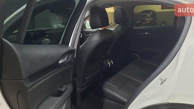 Белый Альфа Ромео Стелвио, объемом двигателя 2 л и пробегом 72 тыс. км за 13000 $, фото 20 на Automoto.ua