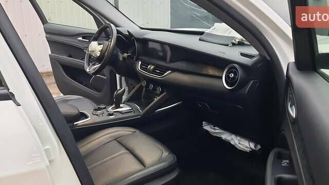 Белый Альфа Ромео Стелвио, объемом двигателя 2 л и пробегом 72 тыс. км за 13000 $, фото 21 на Automoto.ua