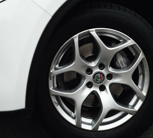 Белый Альфа Ромео Стелвио, объемом двигателя 2 л и пробегом 54 тыс. км за 30000 $, фото 5 на Automoto.ua