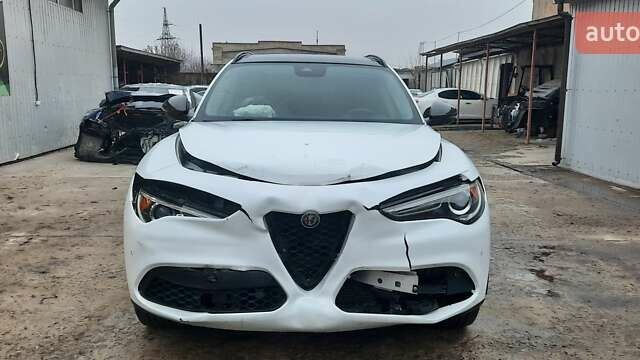 Белый Альфа Ромео Стелвио, объемом двигателя 2 л и пробегом 72 тыс. км за 13000 $, фото 7 на Automoto.ua