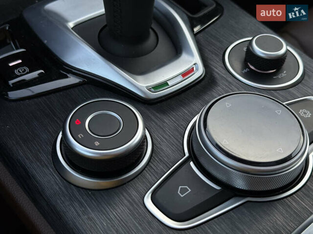 Белый Альфа Ромео Стелвио, объемом двигателя 2 л и пробегом 88 тыс. км за 23650 $, фото 36 на Automoto.ua