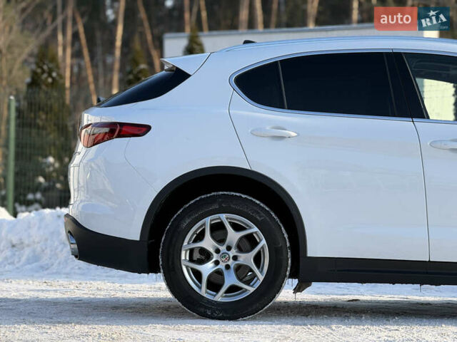 Белый Альфа Ромео Стелвио, объемом двигателя 2 л и пробегом 88 тыс. км за 23650 $, фото 11 на Automoto.ua