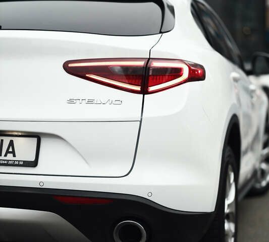 Белый Альфа Ромео Стелвио, объемом двигателя 2 л и пробегом 54 тыс. км за 30000 $, фото 3 на Automoto.ua