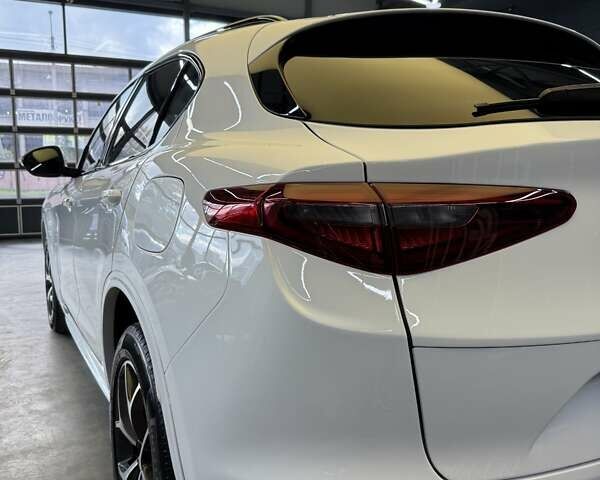 Белый Альфа Ромео Стелвио, объемом двигателя 2 л и пробегом 59 тыс. км за 27500 $, фото 3 на Automoto.ua