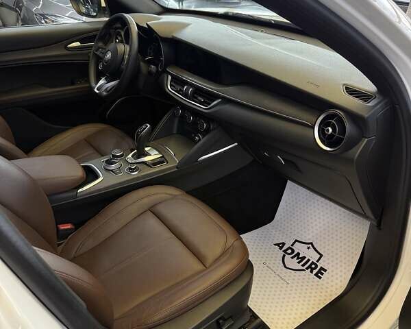 Белый Альфа Ромео Стелвио, объемом двигателя 2 л и пробегом 59 тыс. км за 27500 $, фото 13 на Automoto.ua