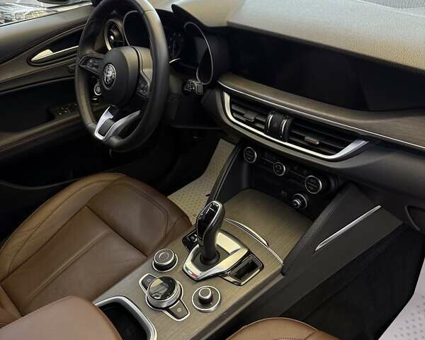 Белый Альфа Ромео Стелвио, объемом двигателя 2 л и пробегом 59 тыс. км за 27500 $, фото 16 на Automoto.ua