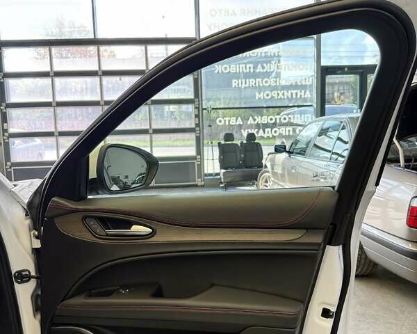 Белый Альфа Ромео Стелвио, объемом двигателя 2 л и пробегом 59 тыс. км за 27500 $, фото 15 на Automoto.ua