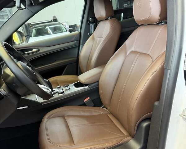 Белый Альфа Ромео Стелвио, объемом двигателя 2 л и пробегом 59 тыс. км за 27500 $, фото 23 на Automoto.ua