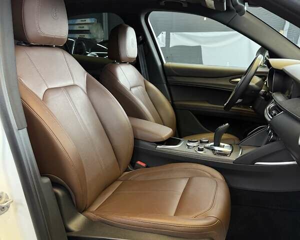 Белый Альфа Ромео Стелвио, объемом двигателя 2 л и пробегом 59 тыс. км за 27500 $, фото 11 на Automoto.ua