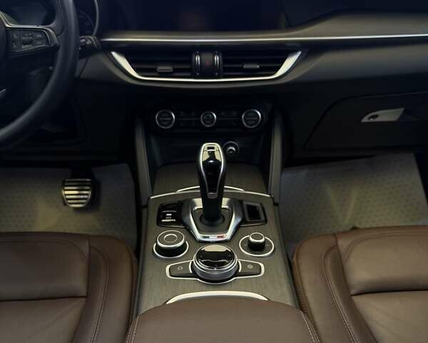 Белый Альфа Ромео Стелвио, объемом двигателя 2 л и пробегом 59 тыс. км за 27500 $, фото 4 на Automoto.ua