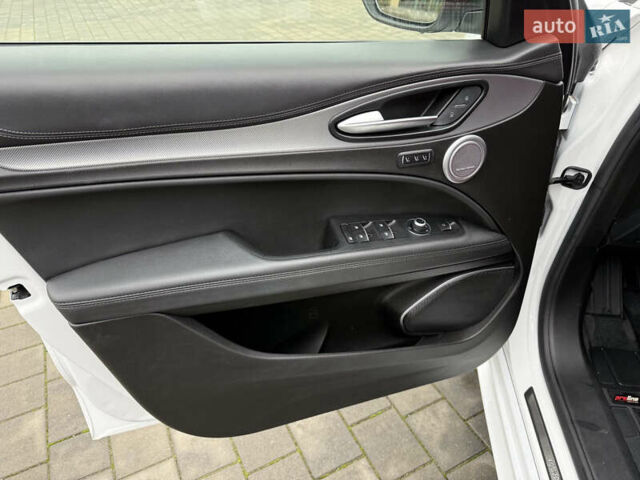 Белый Альфа Ромео Стелвио, объемом двигателя 2 л и пробегом 49 тыс. км за 42000 $, фото 15 на Automoto.ua