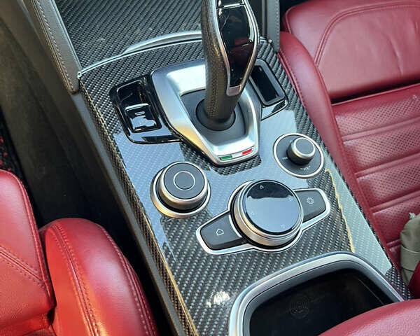 Белый Альфа Ромео Стелвио, объемом двигателя 2 л и пробегом 27 тыс. км за 28000 $, фото 12 на Automoto.ua