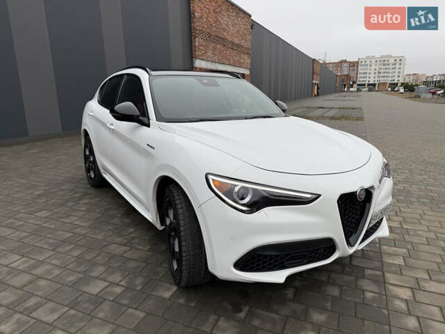 Белый Альфа Ромео Стелвио, объемом двигателя 2 л и пробегом 49 тыс. км за 42000 $, фото 2 на Automoto.ua