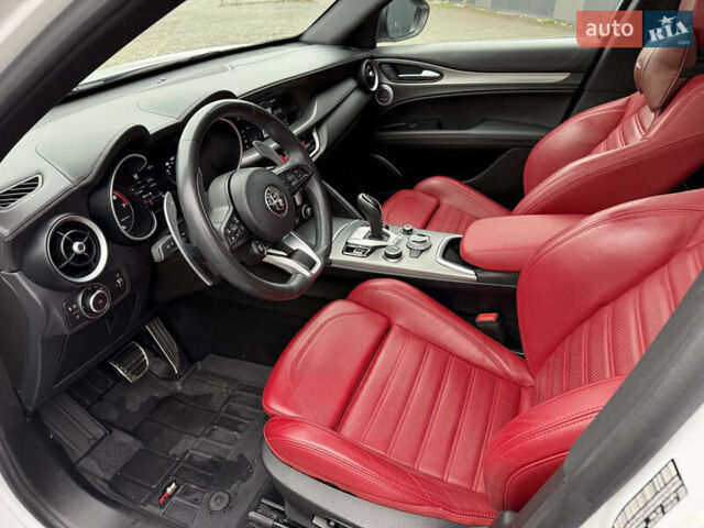 Белый Альфа Ромео Стелвио, объемом двигателя 2 л и пробегом 49 тыс. км за 42000 $, фото 12 на Automoto.ua