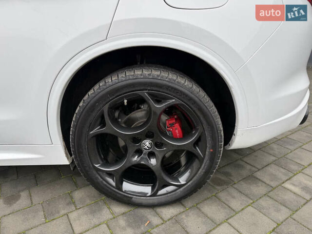 Белый Альфа Ромео Стелвио, объемом двигателя 2 л и пробегом 49 тыс. км за 42000 $, фото 10 на Automoto.ua