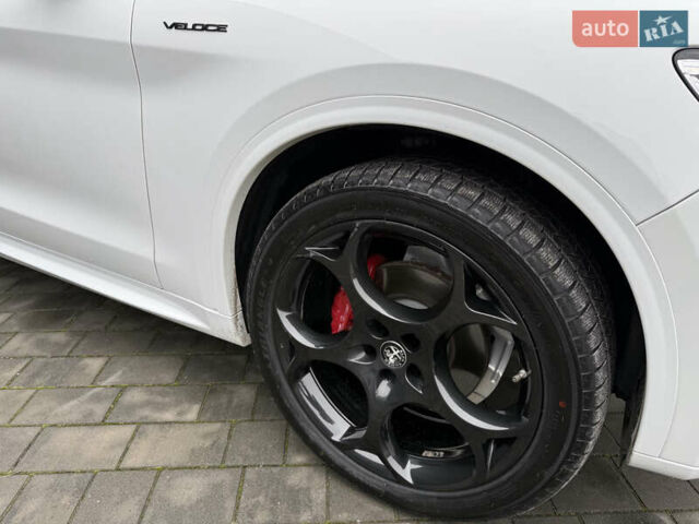 Белый Альфа Ромео Стелвио, объемом двигателя 2 л и пробегом 49 тыс. км за 42000 $, фото 32 на Automoto.ua