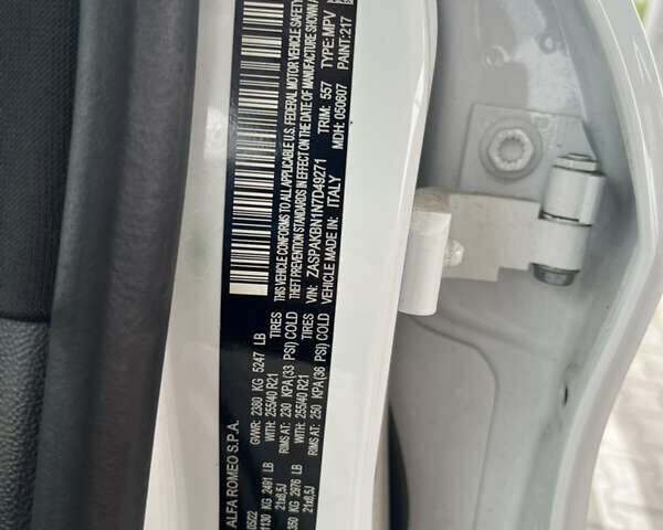 Белый Альфа Ромео Стелвио, объемом двигателя 2 л и пробегом 27 тыс. км за 28000 $, фото 6 на Automoto.ua