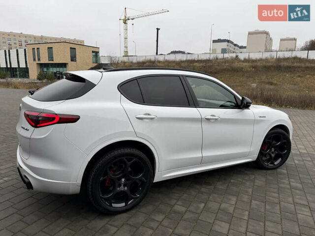 Белый Альфа Ромео Стелвио, объемом двигателя 2 л и пробегом 49 тыс. км за 42000 $, фото 4 на Automoto.ua