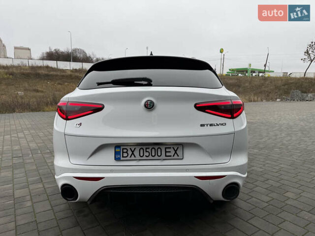 Белый Альфа Ромео Стелвио, объемом двигателя 2 л и пробегом 49 тыс. км за 42000 $, фото 6 на Automoto.ua