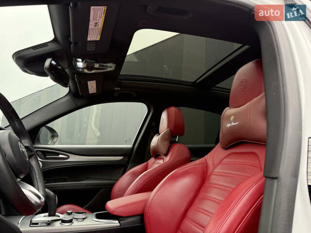 Белый Альфа Ромео Стелвио, объемом двигателя 2 л и пробегом 49 тыс. км за 42000 $, фото 17 на Automoto.ua