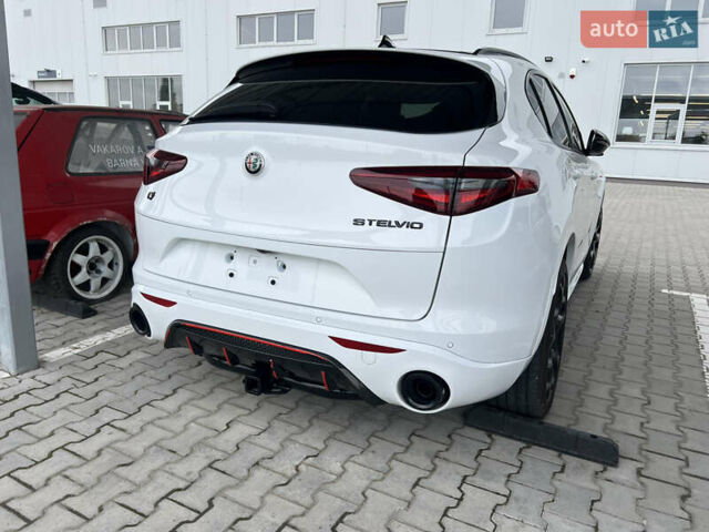 Белый Альфа Ромео Стелвио, объемом двигателя 2 л и пробегом 27 тыс. км за 28000 $, фото 4 на Automoto.ua