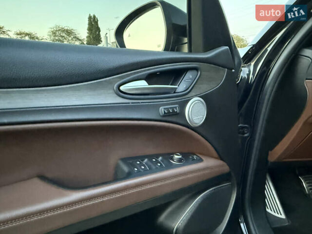 Чорний Альфа Ромео Стелвіо, об'ємом двигуна 2 л та пробігом 67 тис. км за 18500 $, фото 34 на Automoto.ua