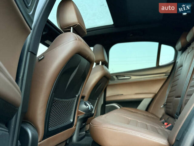 Чорний Альфа Ромео Стелвіо, об'ємом двигуна 2 л та пробігом 67 тис. км за 18500 $, фото 18 на Automoto.ua