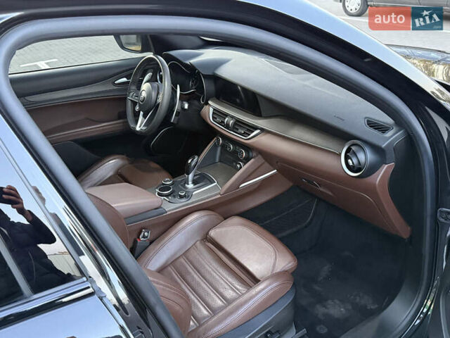 Чорний Альфа Ромео Стелвіо, об'ємом двигуна 2 л та пробігом 67 тис. км за 18500 $, фото 28 на Automoto.ua