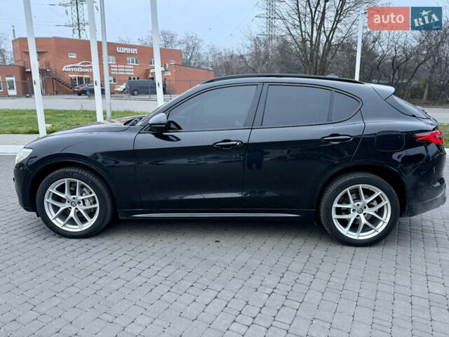 Чорний Альфа Ромео Стелвіо, об'ємом двигуна 2 л та пробігом 68 тис. км за 20900 $, фото 7 на Automoto.ua
