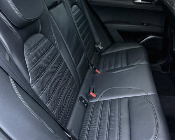 Чорний Альфа Ромео Стелвіо, об'ємом двигуна 2 л та пробігом 68 тис. км за 20900 $, фото 14 на Automoto.ua