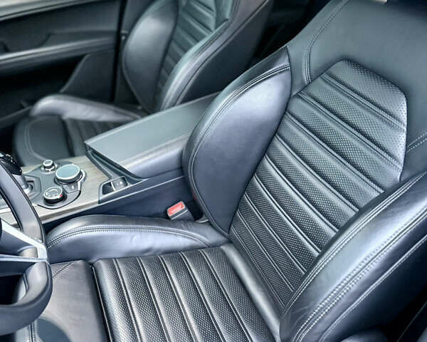 Чорний Альфа Ромео Стелвіо, об'ємом двигуна 2 л та пробігом 68 тис. км за 20900 $, фото 10 на Automoto.ua