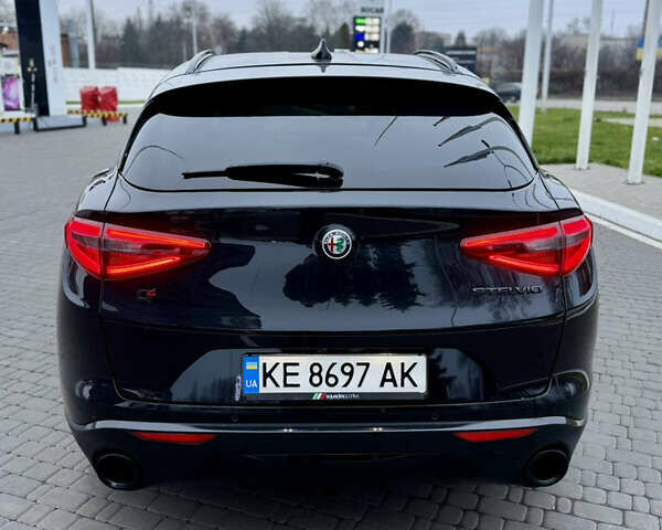 Чорний Альфа Ромео Стелвіо, об'ємом двигуна 2 л та пробігом 68 тис. км за 20900 $, фото 4 на Automoto.ua