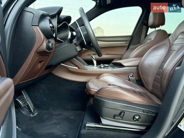 Чорний Альфа Ромео Стелвіо, об'ємом двигуна 2 л та пробігом 67 тис. км за 18500 $, фото 16 на Automoto.ua