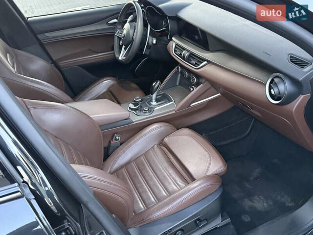 Чорний Альфа Ромео Стелвіо, об'ємом двигуна 2 л та пробігом 67 тис. км за 18500 $, фото 26 на Automoto.ua