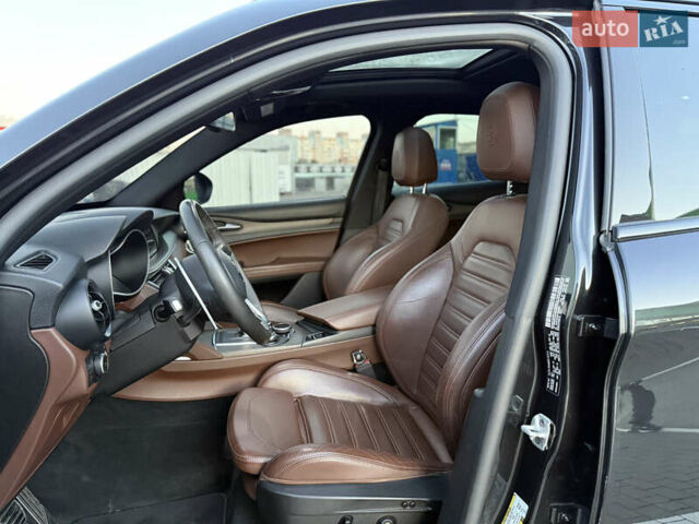 Чорний Альфа Ромео Стелвіо, об'ємом двигуна 2 л та пробігом 67 тис. км за 18500 $, фото 12 на Automoto.ua