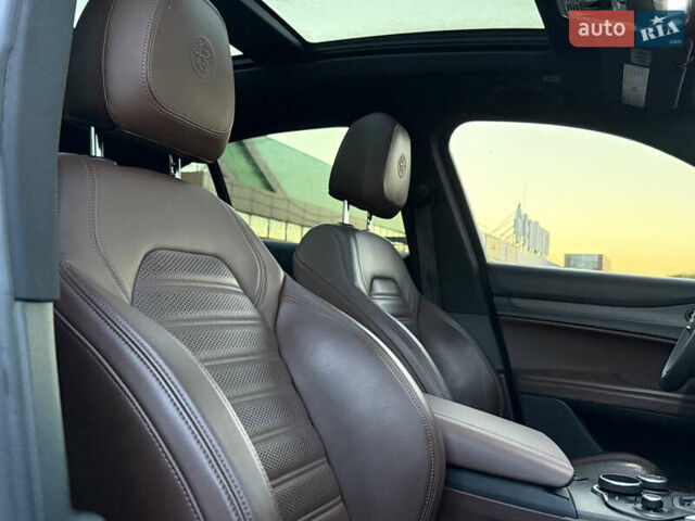 Чорний Альфа Ромео Стелвіо, об'ємом двигуна 2 л та пробігом 67 тис. км за 18500 $, фото 25 на Automoto.ua