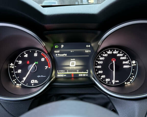 Чорний Альфа Ромео Стелвіо, об'ємом двигуна 2 л та пробігом 68 тис. км за 20900 $, фото 19 на Automoto.ua